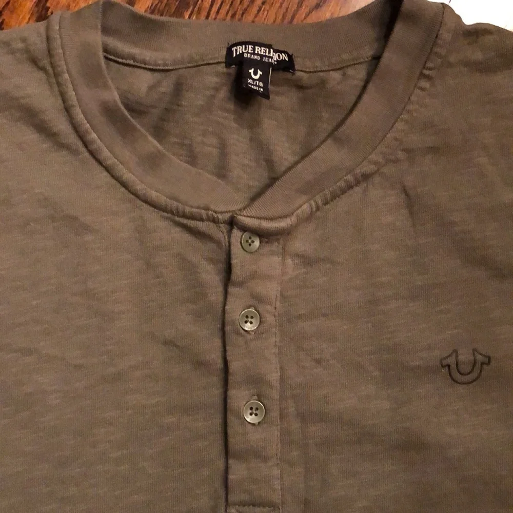TRUE RELIGION Men’s Olive Green Short Sleeve Henley Size XL